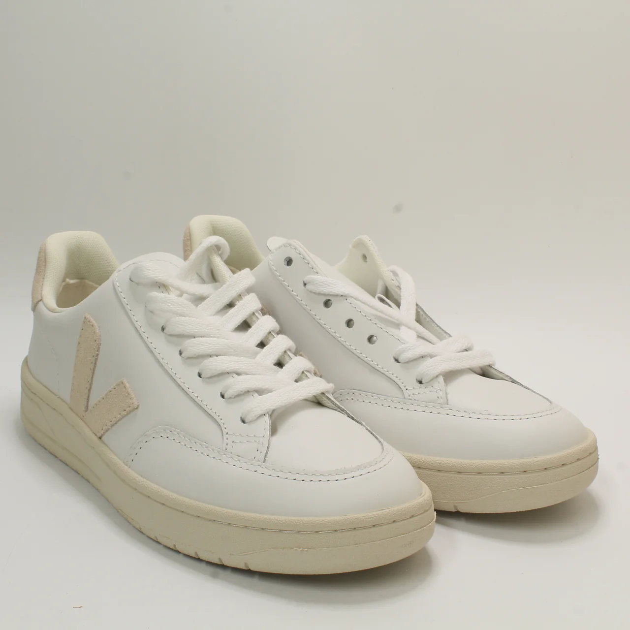 Odd Sizes -  Veja V12 Extra White Sable - UK Sizes Right 4/Left 3 - Image 4